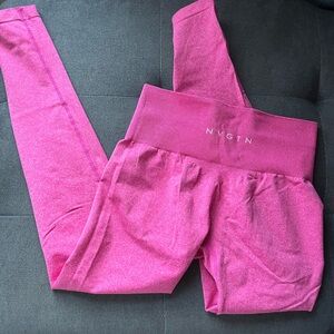 NVGTN Women's Leggings in Vibrant Pink